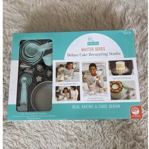 MindWare Playful Chef Master Series Deluxe Cake Decoratin Studio Kids Baking Kit